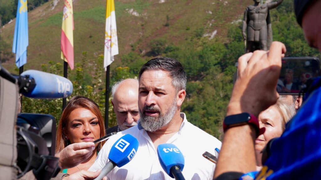 El presidente de Vox, Santiago Abascal, atiende a los medios en Covadonga